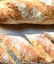Leichter Betrieb Bäckerausrüstung / Gewerbliche Backwaren Kapazität Nicht klebrige Oberflächenmaschine Getreideschleifmaschine Baguetteformmaschine