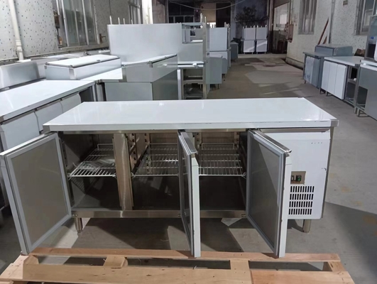 Industrielle Kühlgeräte mit 3-Tür-Kühlerluftkühlung 220-240V Spannung 2~8.C Temperaturbereich