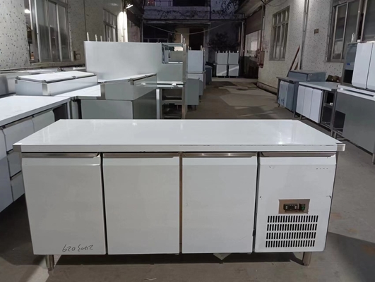 Industrielle Kühlgeräte mit 3-Tür-Kühlerluftkühlung 220-240V Spannung 2~8.C Temperaturbereich